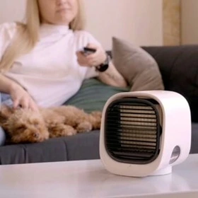 Kobieta relaksująca się na kanapie z AiraBreeze
